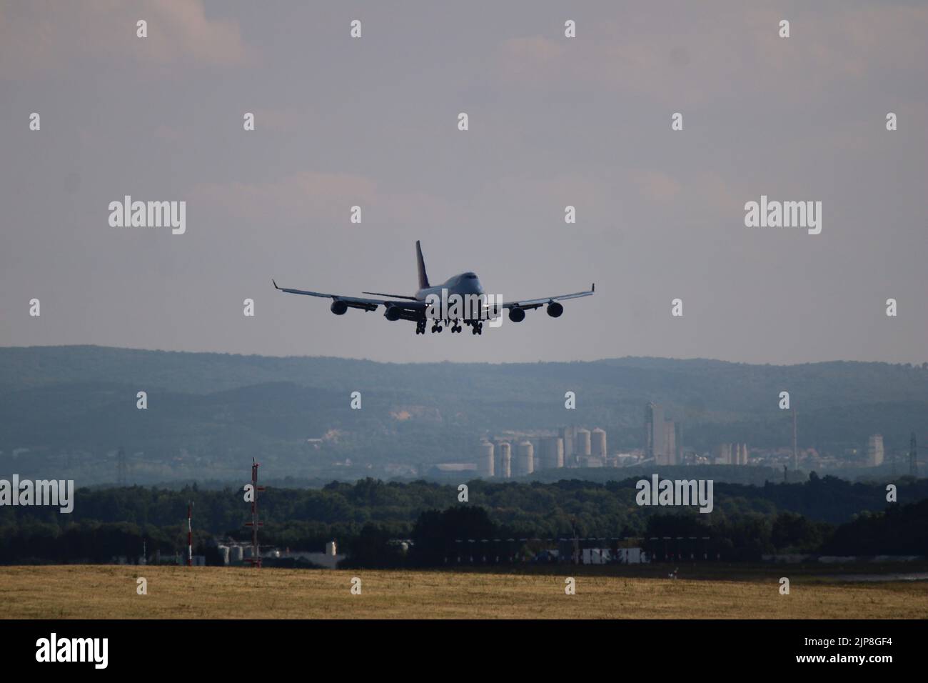 Vue sur le décollage du Boeing 747-8 à Vienne, en Autriche Banque D'Images