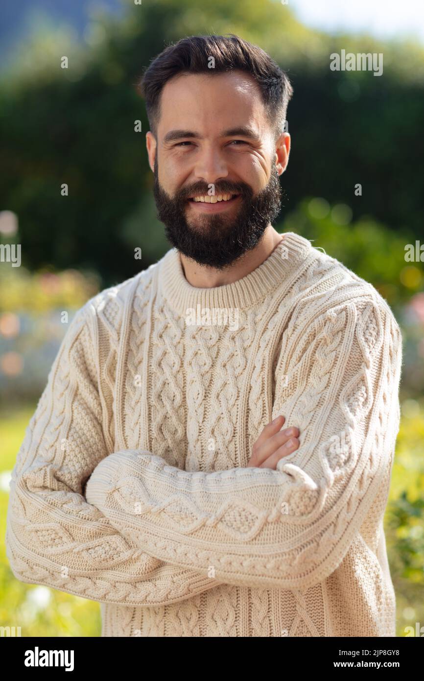 Portrait d'un homme caucasien heureux avec une barbe souriant à l'appareil photo dans le jardin Banque D'Images