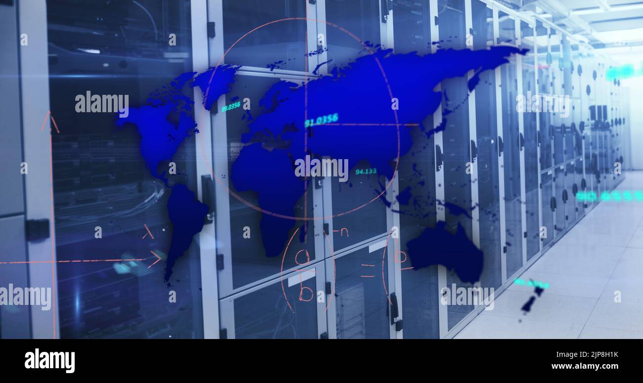 Illustration de la carte du monde bleu, du traitement des données et des calculs mathématiques dans la salle des serveurs informatiques Banque D'Images