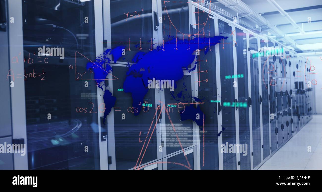 Illustration de la carte du monde bleu, du traitement des données et des calculs mathématiques dans la salle des serveurs informatiques Banque D'Images