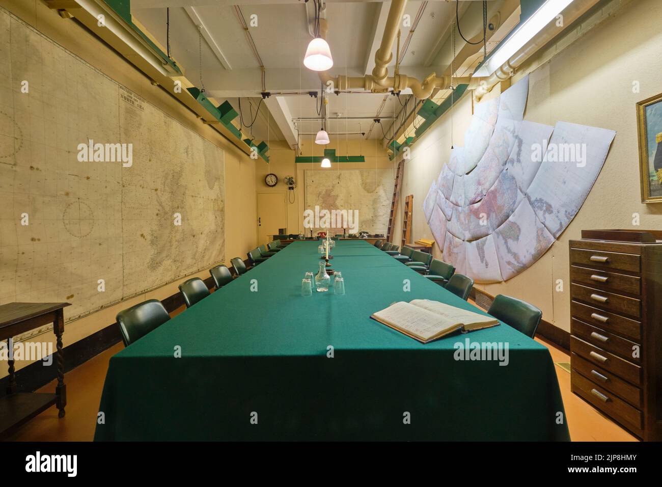 Une des salles de réunion, avec une longue table verte et une carte composée de plusieurs sections sur le mur. Au Winston Churchill War Rooms Museum à Londres, E Banque D'Images