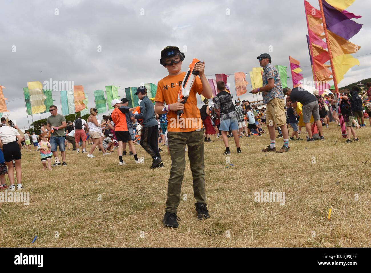 Les familles prennent part à un événement de guerres de nerf @ Camp Bestival, Château et domaine de Lulworth, Dorset 28 juillet - 31 2022 Banque D'Images