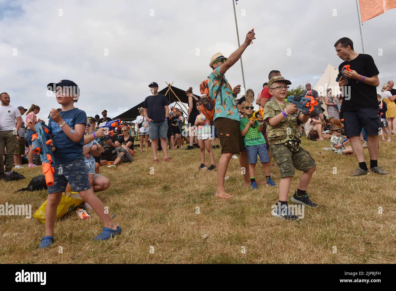 Les familles prennent part à un événement de guerres de nerf @ Camp Bestival, Château et domaine de Lulworth, Dorset 28 juillet - 31 2022 Banque D'Images