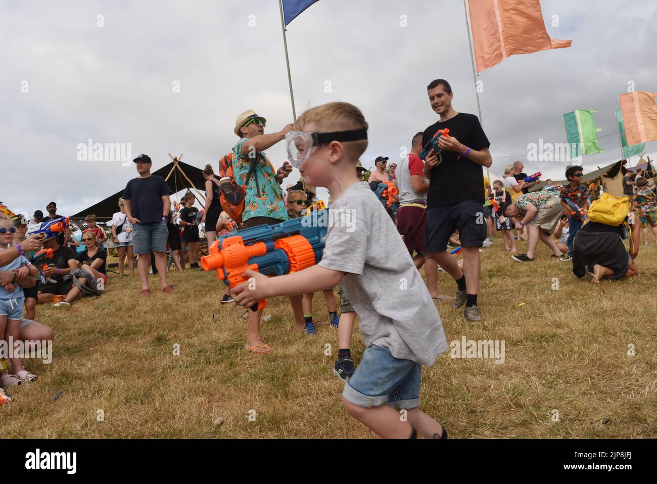 Les familles prennent part à un événement de guerres de nerf @ Camp Bestival, Château et domaine de Lulworth, Dorset 28 juillet - 31 2022 Banque D'Images