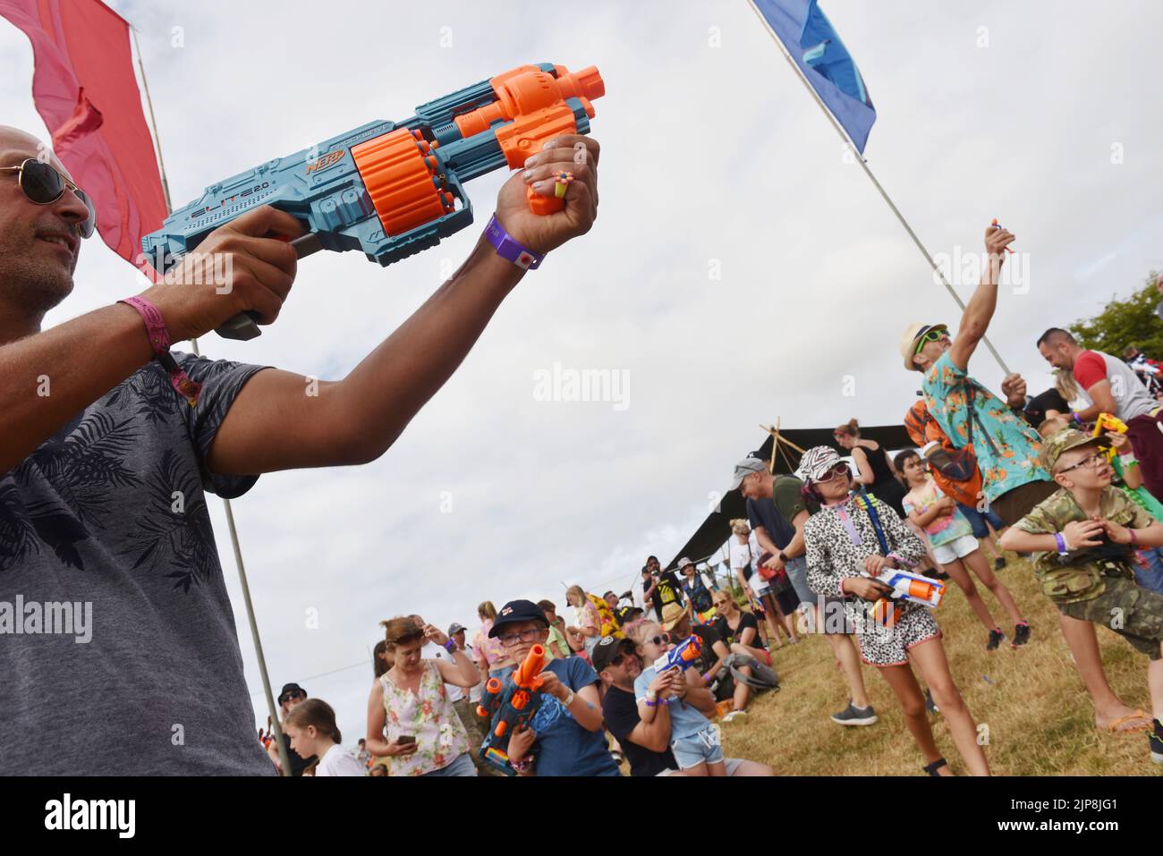 Les familles prennent part à un événement de guerres de nerf @ Camp Bestival, Château et domaine de Lulworth, Dorset 28 juillet - 31 2022 Banque D'Images