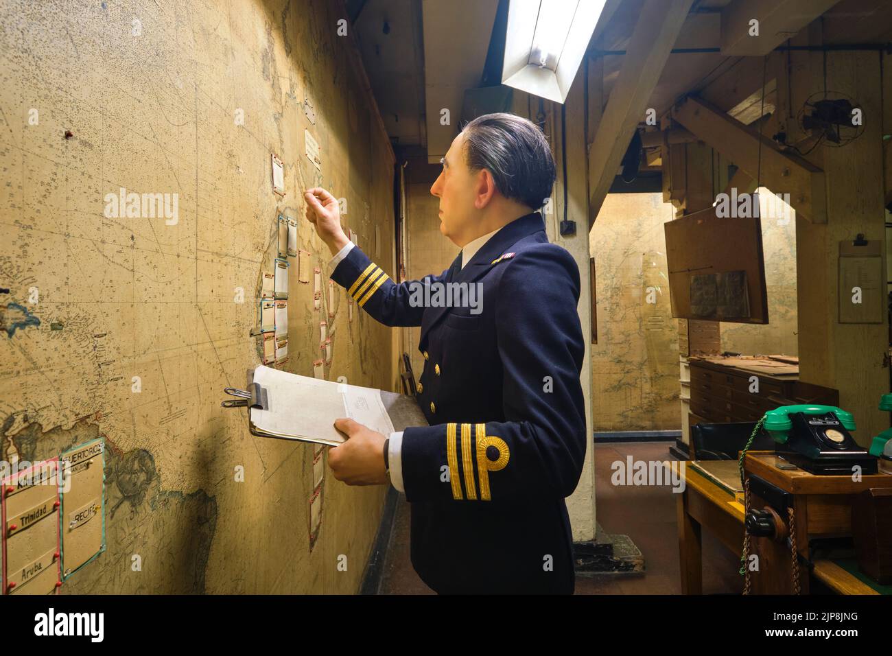 Un officier avec un presse-papiers est occupé à mettre à jour une grande carte dans la salle des cartes. Au Winston Churchill War Rooms Museum à Londres, Angleterre, Royaume-Uni Banque D'Images