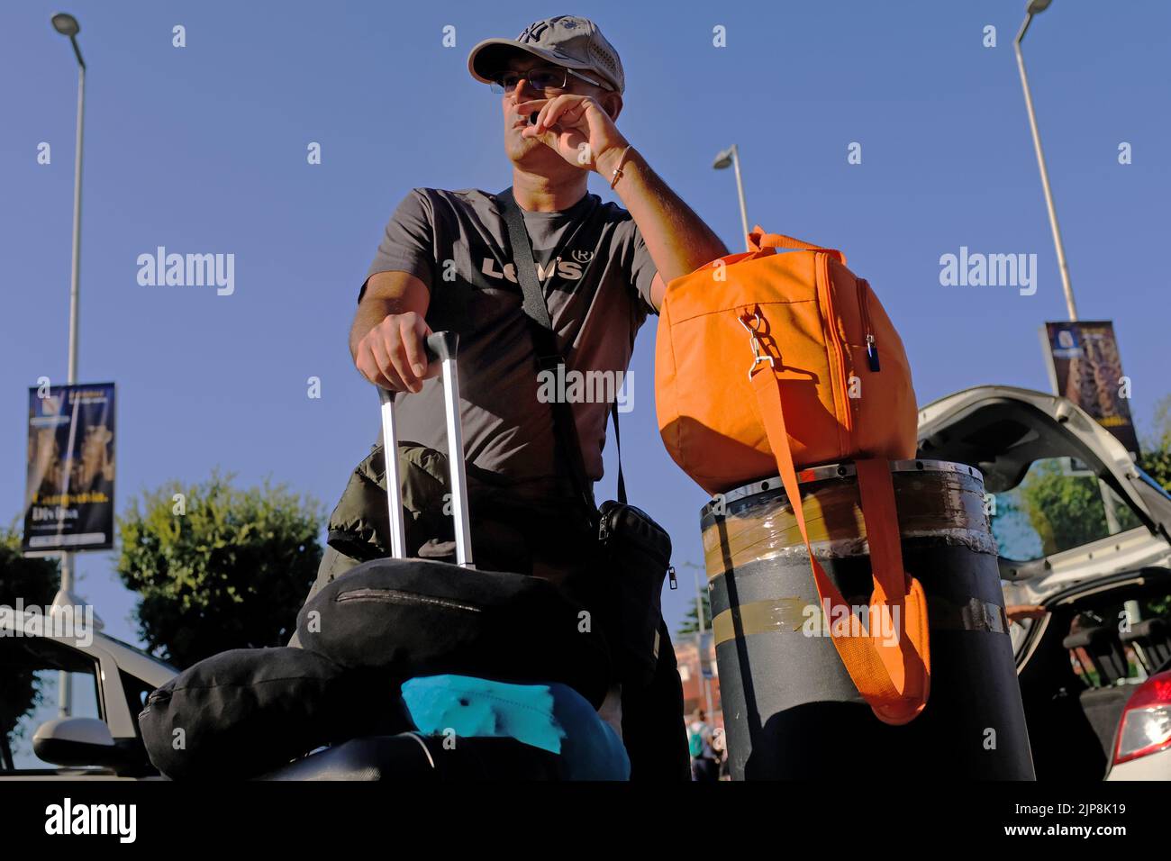 Un touriste fuyant un vape avant son vol de l'aéroport de Naples. Banque D'Images