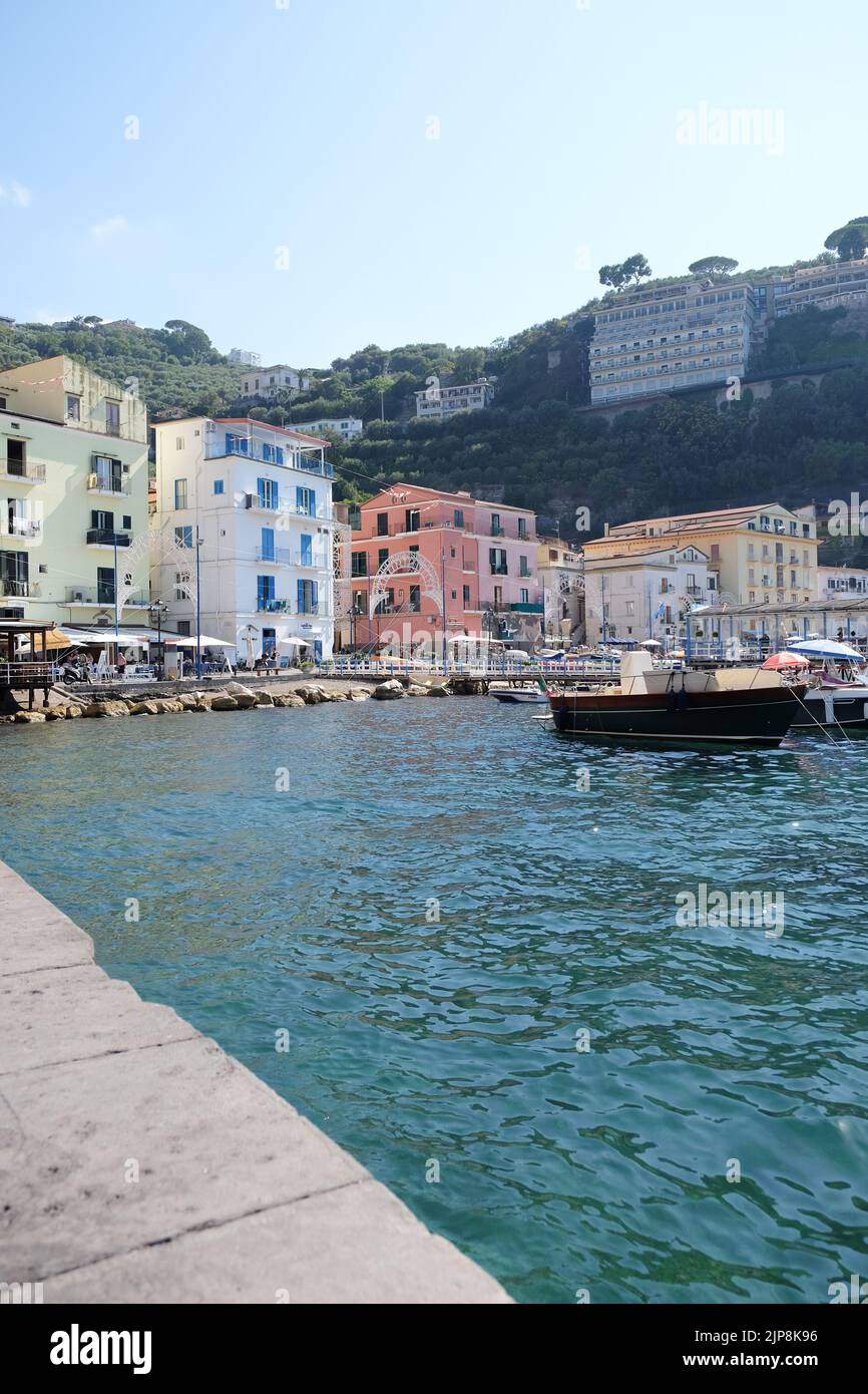 Vue sur Marina Grande Sorrento Italie un petit port de pêche traditionnel en activité populaire auprès des restaurants de fruits de mer et des touristes. Banque D'Images