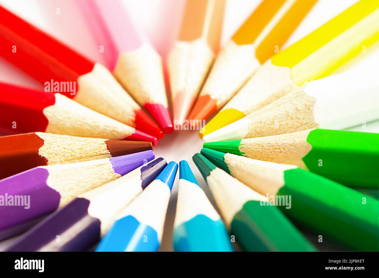 Une rangée de crayons de couleur sur fond blanc Banque D'Images