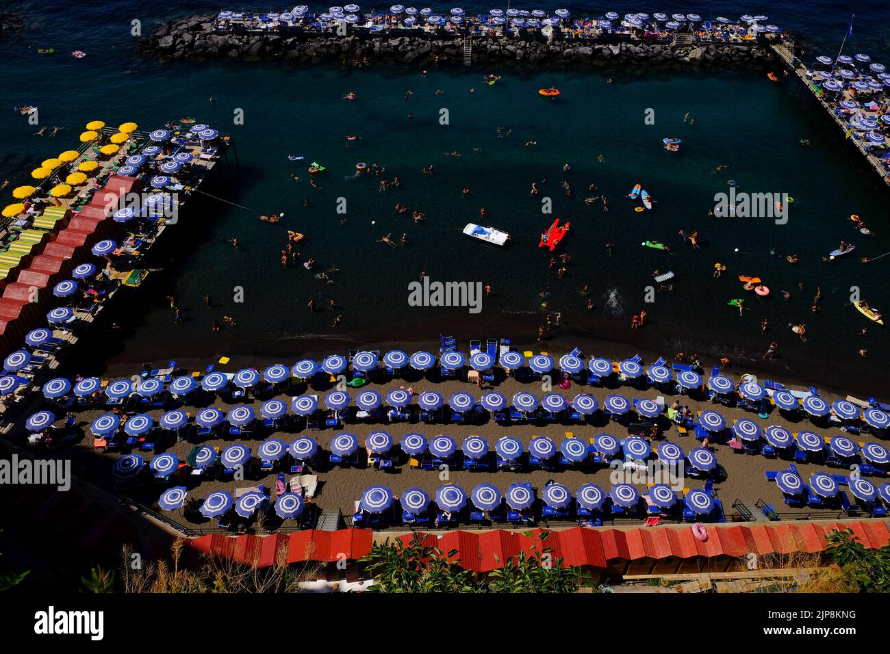 Une vue aérienne sur les clubs de plage de Sorrento, dans le sud de l'Italie, offrant aux touristes et aux habitants une zone de baignade et de baignade sûre. Banque D'Images