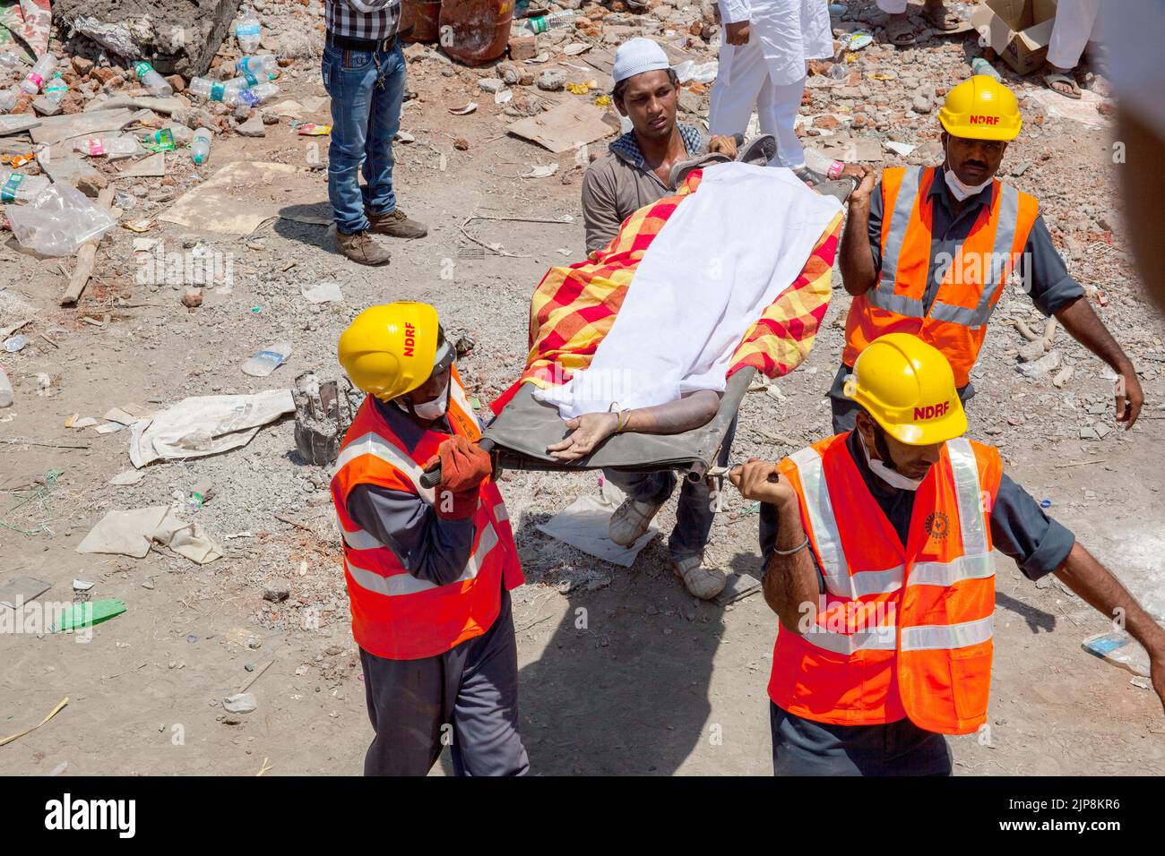 L'effondrement de construction chanceux, portant les morts, Mumbra, Bombay, Mumbai, Maharashtra, Inde sur 5 avril 2013 Banque D'Images