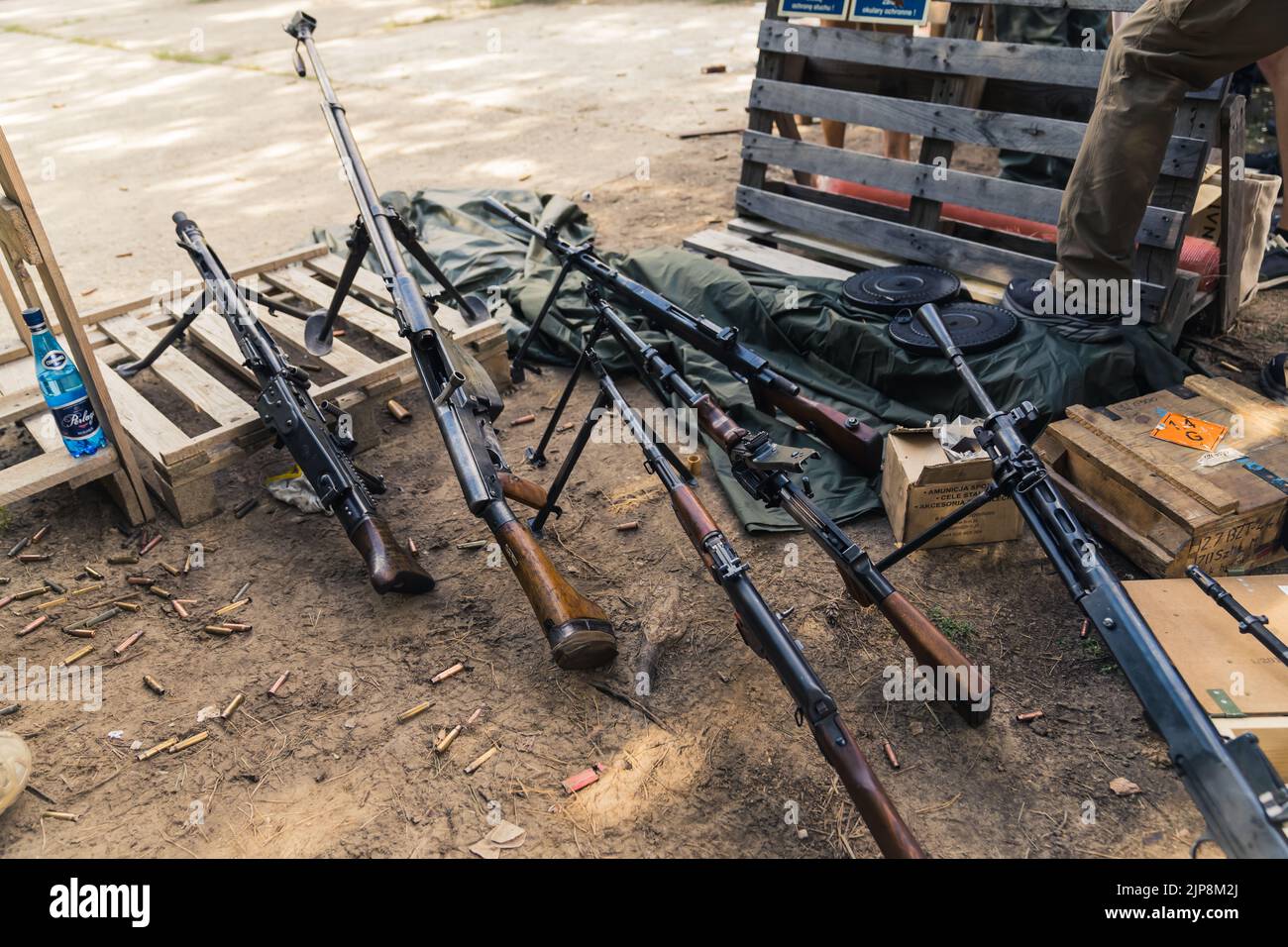 Stockage de différents fusils et fusils sur la portée de tir. Matériel militaire munitions et armes. Tir horizontal. Photo de haute qualité Banque D'Images