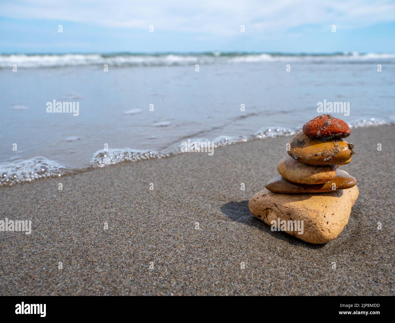 Pierres d'équilibre sur la plage de sable Banque D'Images