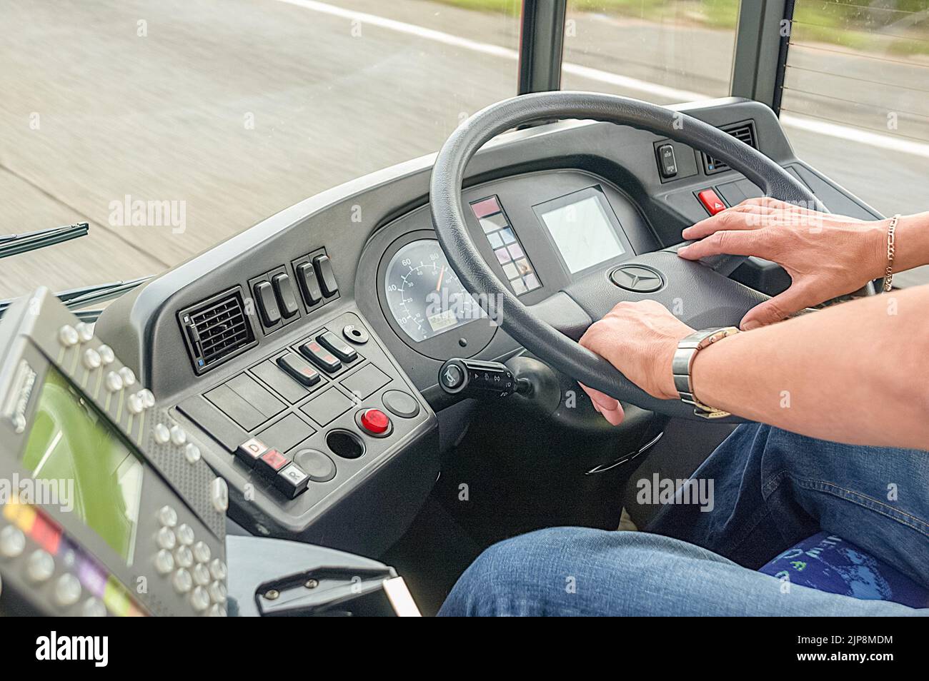 Conduite du bus avec les mains sur le volant en contrôle total Banque D'Images