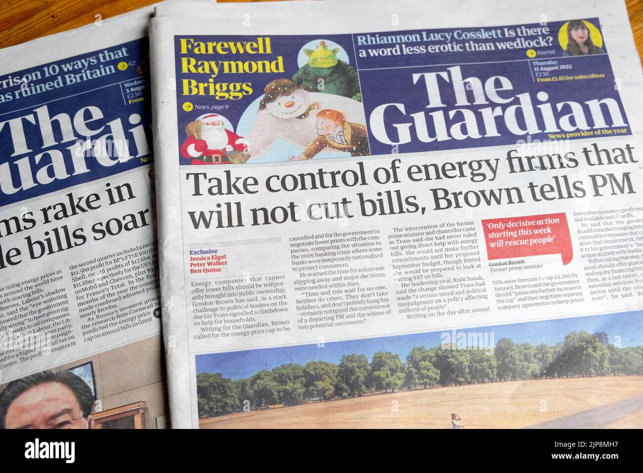 « Prenez le contrôle des entreprises énergétiques qui ne réduiront pas leurs factures, raconte Brown », journal The Guardian, titre du coût de la vie, première page 11 août 2022 Londres, Royaume-Uni Banque D'Images