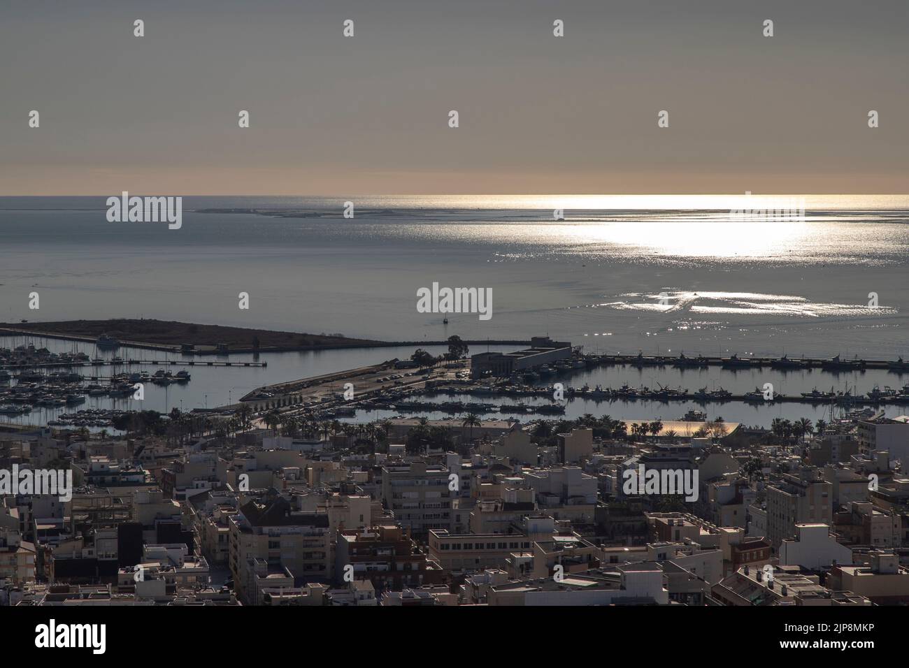 Une belle vue sur la mer et une ville au coucher du soleil à Sant Carles de la Rapita, Catalogne Banque D'Images