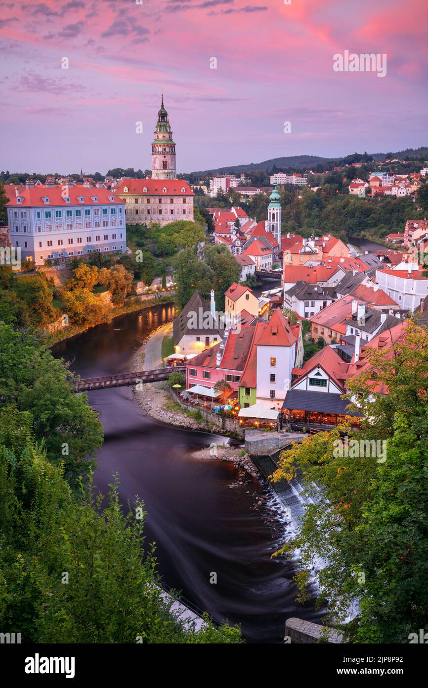 Cesky Krumlov. Image d'un paysage urbain aérien de Cesky Krumlov, République tchèque, au coucher du soleil d'été. Banque D'Images