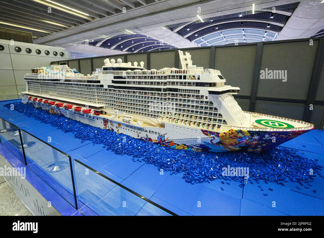 Le plus grand navire Lego au monde, Guinness World Records, terminal de  croisière de Hong Kong, Chine, modèle de bateau de croisière Lego Photo  Stock - Alamy