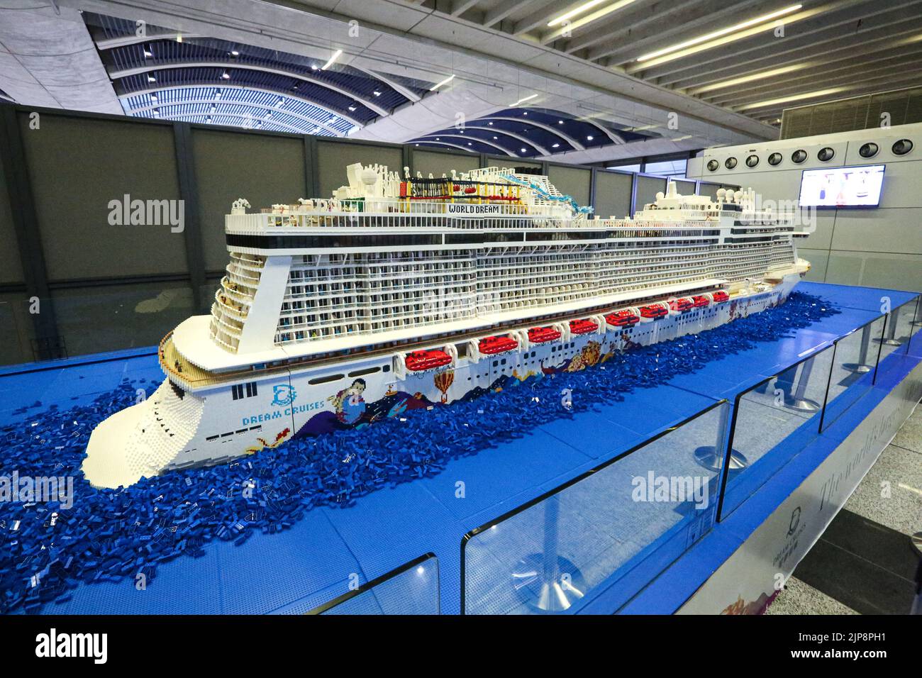 Le plus grand navire Lego du monde, Guinness World Records, terminal de croisière de Hong Kong, Chine, modèle de bateau de croisière Lego. 2023 : Manara (Aroya Cruises) Saudi Line Banque D'Images