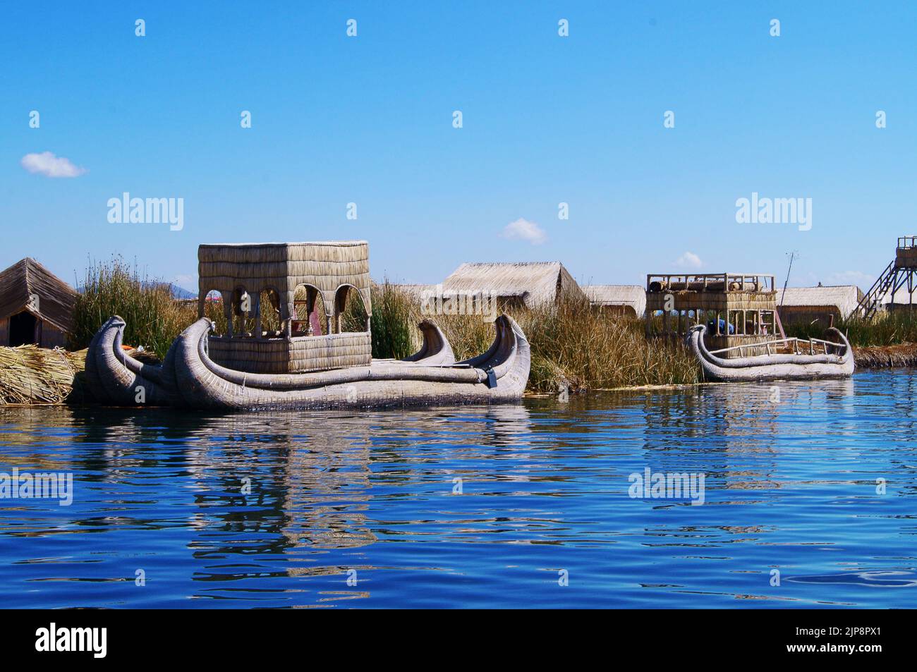 Le bateau à roseaux traditionnel flottant près de l'île d'Uros au Pérou Banque D'Images