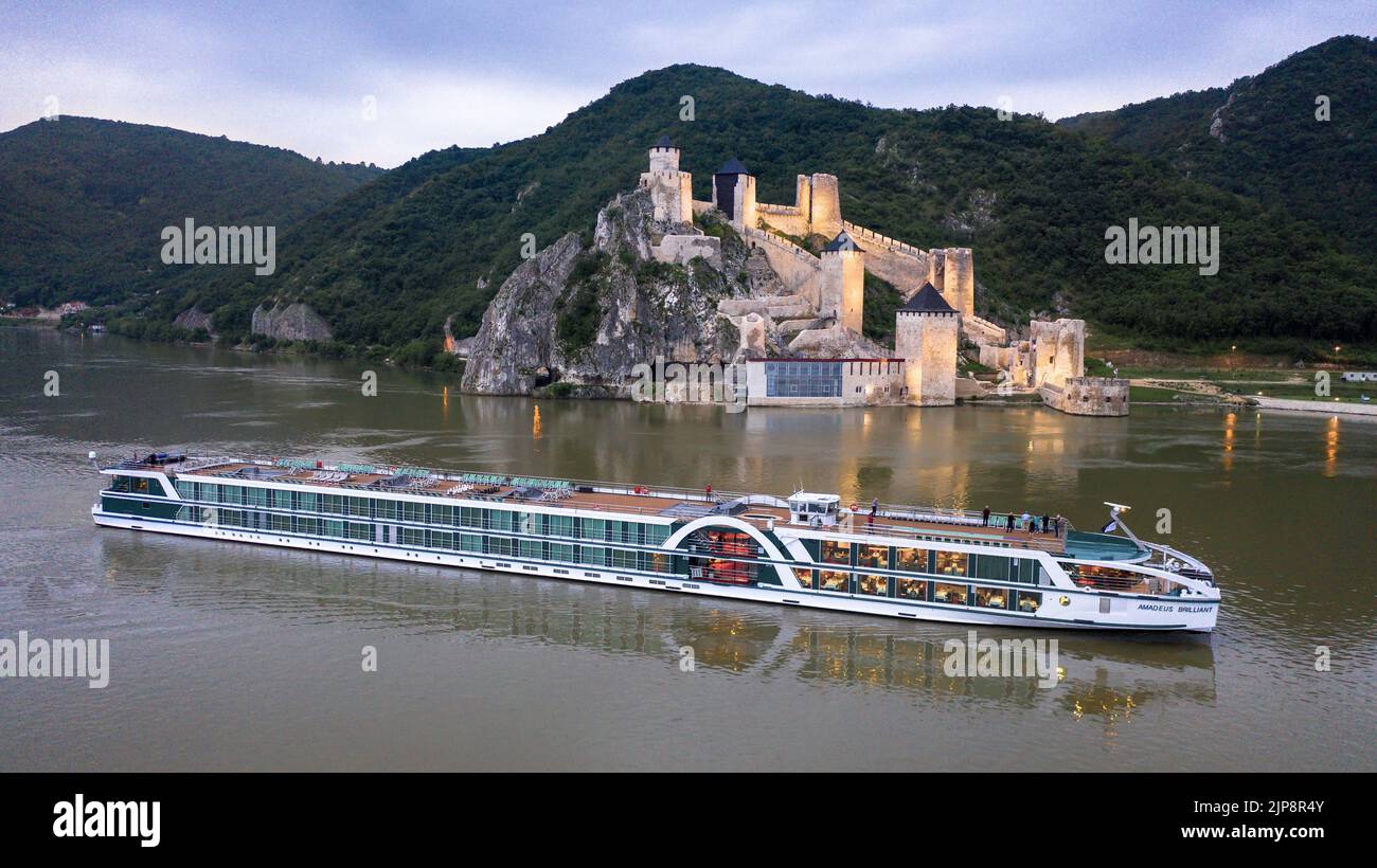 Bateau de croisière sur le Danube, forteresse de Golubac, parc national de Đerdap, Serbie. Lüftner Amadeus Cruises, rivages du monde, fluvial, drone aérien Waterway Banque D'Images