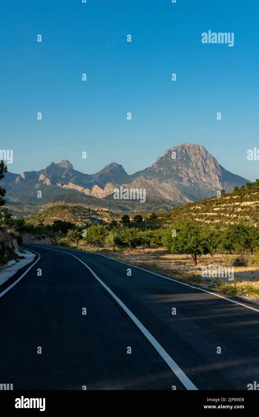 Paysage d'une route de montagne sur la Costa Blanca, Alicante, Espagne - stock photo Banque D'Images