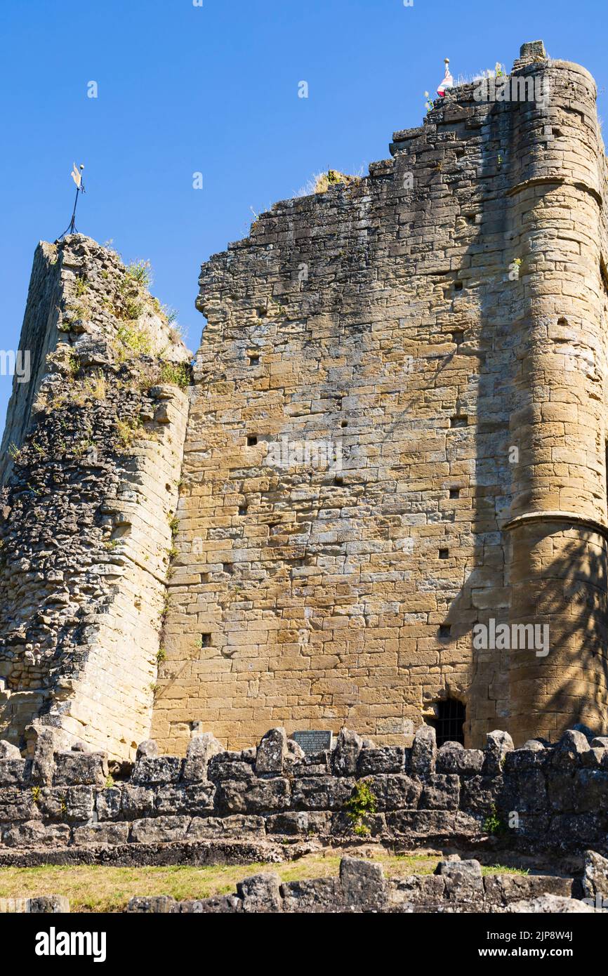 Château de Knaresborough. Propriété de HM la Reine, louée au conseil. Ciel bleu. Banque D'Images