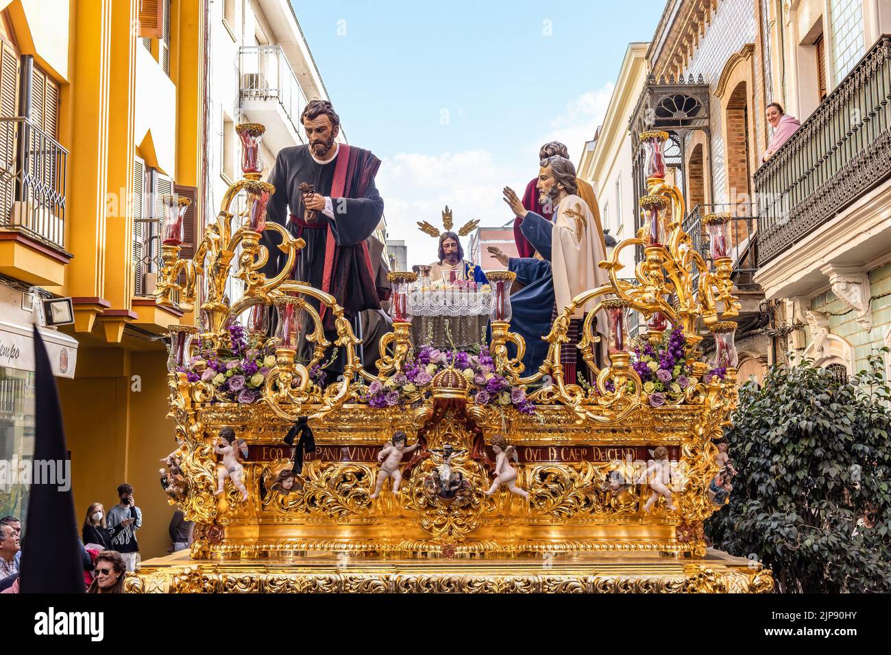 Huelva, Espagne - 10 avril 2022: Trône ou plate-forme de l'odepa de la Santa Cena (dernière Cène) en procession de la semaine Sainte Banque D'Images