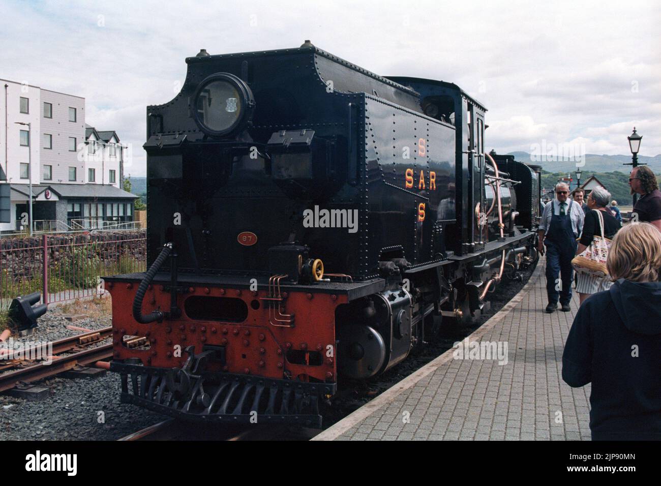 Blaenau Ffestinog, Royaume-Uni - 28 mai 2022 : une locomotive à vapeur hertiage (classe ex-South African Railways NGG16) à la gare de Porthmadog Harbour. Banque D'Images