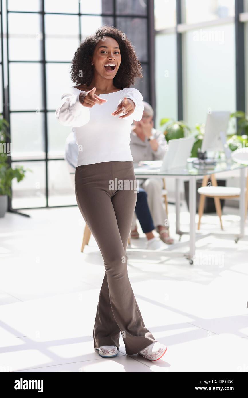 Portrait d'une jeune femme afro-américaine attirante au bureau Banque D'Images