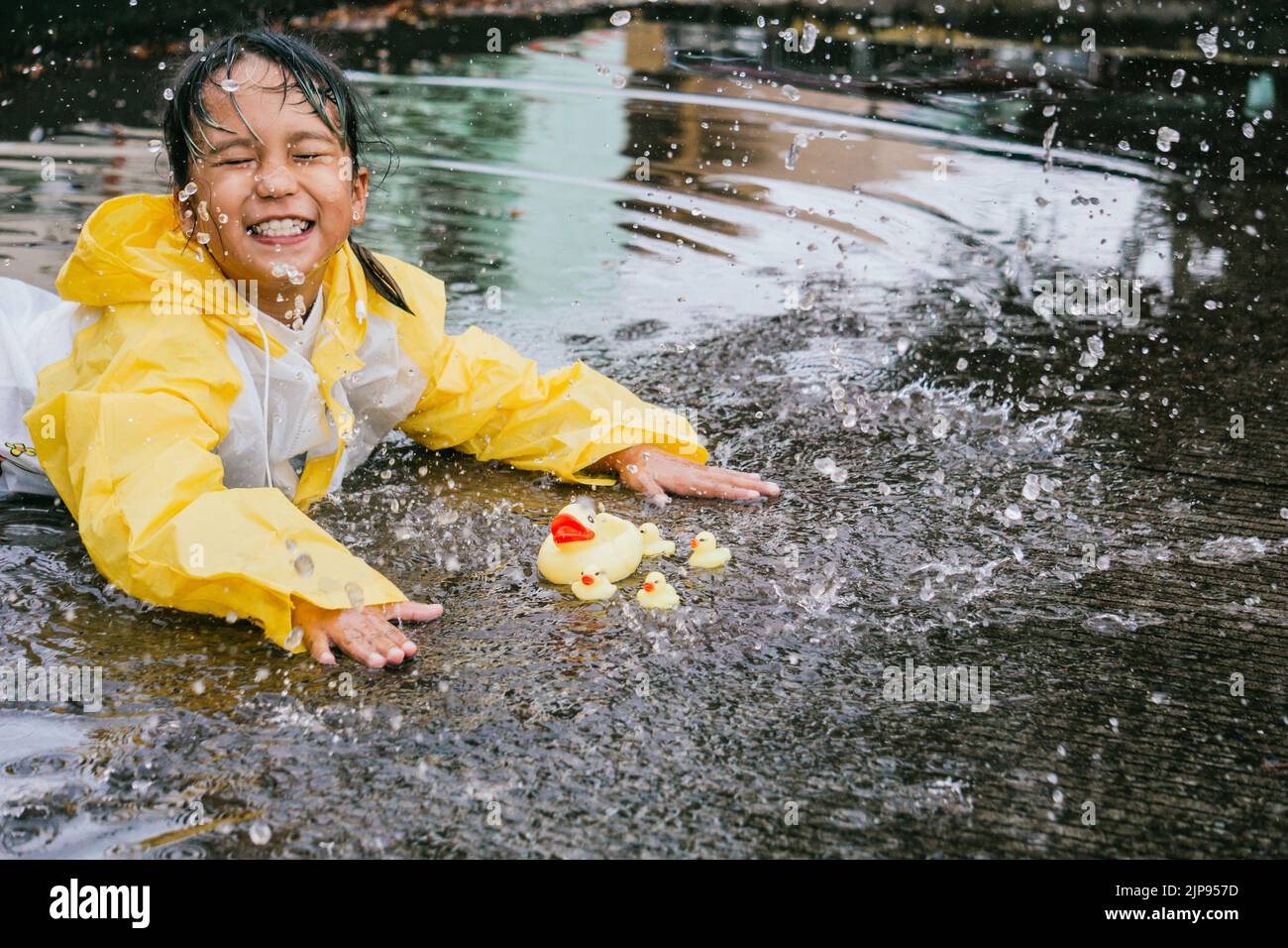 fille, pluie, flaque, temps de pluie, filles, pluie, flaques, pluie, pluie Banque D'Images