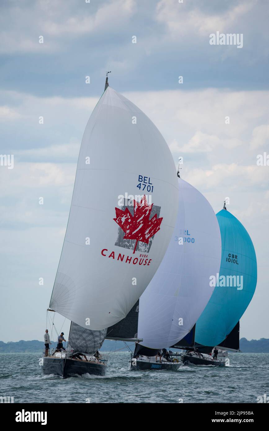 Une compétition étroite à la régate de voile de la semaine des Cowes car ces trois yachts naviguent en ligne vers l'arrière dans le Solent au large de la côte de l'île de Wight Banque D'Images