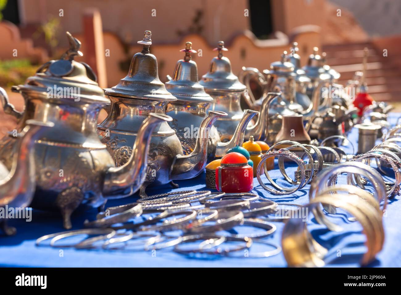 Souvenirs marocains artisanaux sur le marché de rue. Théières, bijoux, tagines, breloques Banque D'Images