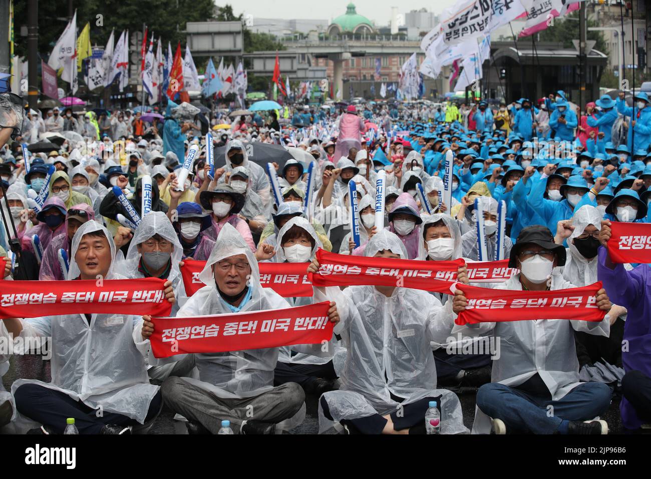 (220816) -- SÉOUL, le 16 août 2022 (Xinhua) -- des gens se rassemblent pour protester contre les exercices militaires prévus entre la Corée du Sud et les États-Unis à Séoul, en Corée du Sud, le 13 août 2022. Mardi, les forces combinées de la Corée du Sud et des États-Unis ont lancé des exercices militaires annuels comme prévu, trois jours après que les militants libéraux aient organisé un rassemblement massif pour protester contre ce mouvement. Samedi, des milliers d'activistes libéraux se sont rassemblés dans le centre de Séoul pour protester contre les jeux de guerre prévus entre la Corée du Sud et les États-Unis. (NEWSIS via Xinhua) Banque D'Images