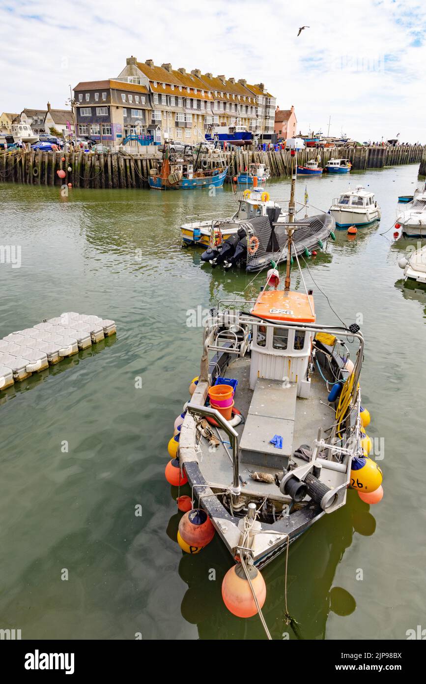 Bateau de pêche UK; bateaux de pêche amarrés à Bridport Harbour, West Bay, Dorset UK. Exemple de l'industrie britannique de la pêche au Royaume-Uni Banque D'Images