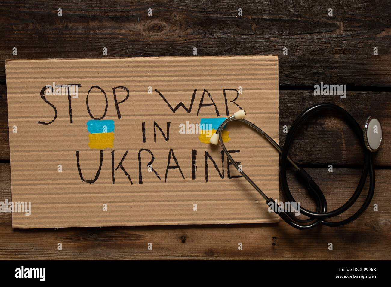 Panneau stop stop stop guerre en Ukraine et à côté de lui se trouve un stéthoscope sur la table. Poutine est un tyran. La paix en Ukraine. Médecine militaire Banque D'Images
