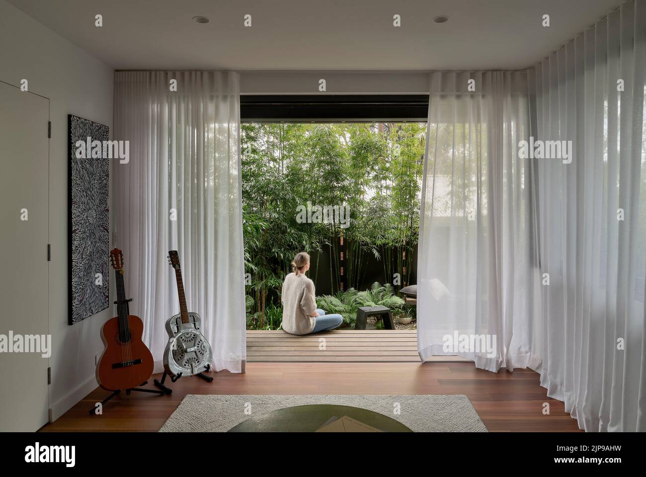 Salle de musique donnant sur la terrasse et le jardin. Birchgrove House, Sydney, Australie. Architecte : TW Architects, 2021. Banque D'Images