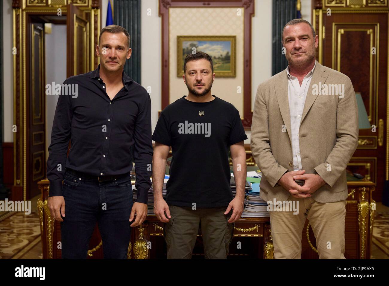 Kiev, Ukraine. 15th août 2022. Le président ukrainien Volodymyr Zelenskyy, au centre, pose avec l'acteur américain Liev Schreiber, à droite, et la star ukrainienne du football Andriy Shevchenko, à gauche, lors d'une rencontre face-à-face au Palais Mariinsky, à 15 août 2022, à Kiev, en Ukraine. Schreiber et Shevchenko sont les ambassadeurs de la plateforme de collecte de fonds United 24 pour soutenir l'Ukraine. Credit: Sarsenov Daniiar/Présidence ukrainienne/Alamy Live News Banque D'Images