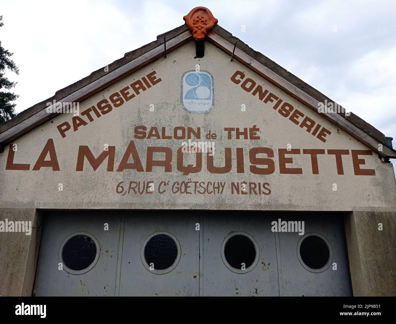 Publicité ancienne sur une maison, salon de thé la Marquisette, pâtisserie confiserie, France Banque D'Images