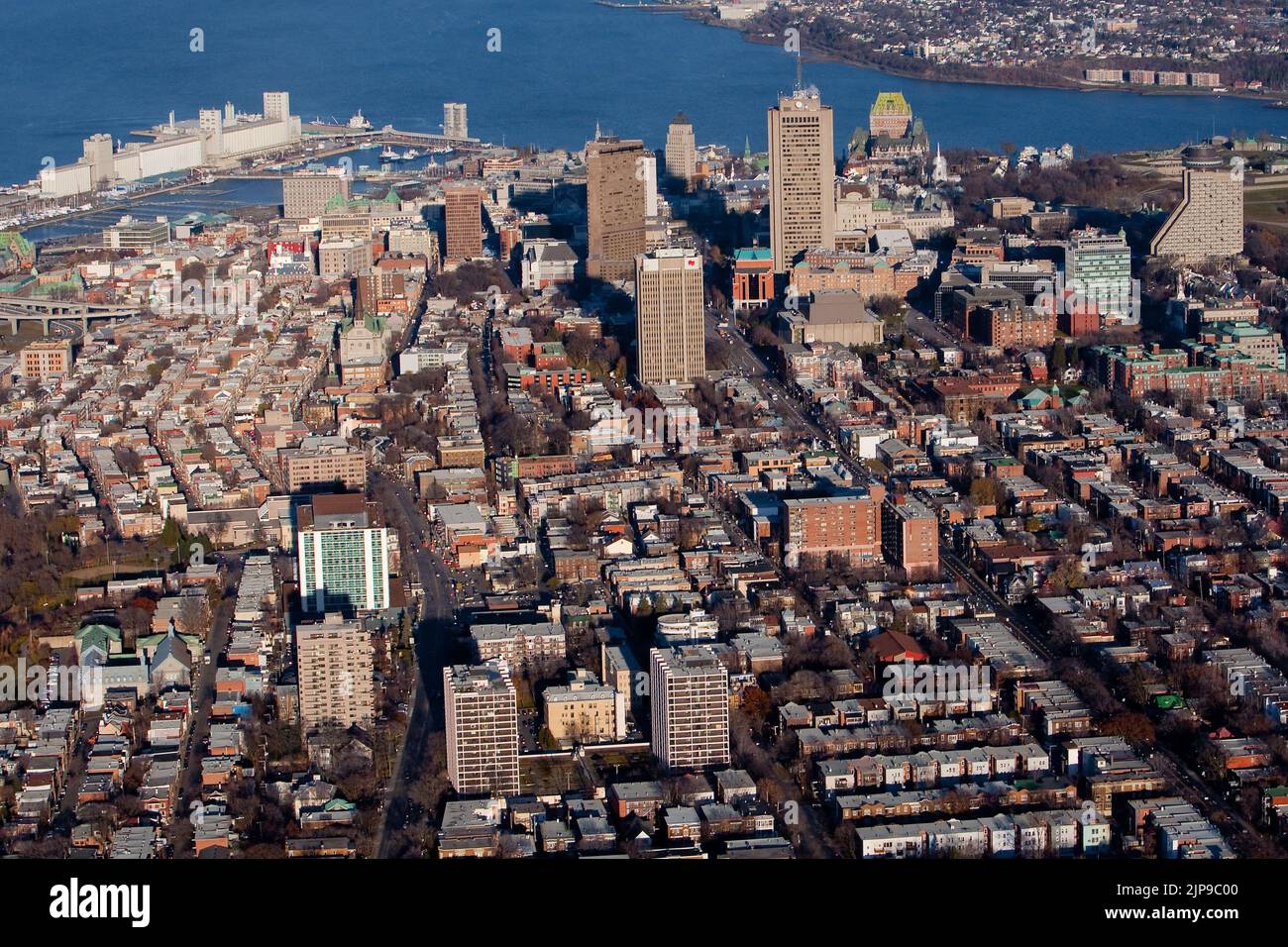 La ligne d'horizon de Québec est représentée d'ouest en est dans cette photo aérienne de 11 novembre 2009. Sur cette photo, on peut voir le quartier de St-Jean-Baptiste, le complexe du quartier Montcalm G (édifice Marie-Guyard), l'hôtel Delta, l'hôtel Hilton, l'hôtel Lowes le Concorde, le Château Frontenac, le silo du grain Bunge et le fleuve Saint-Laurent. Banque D'Images