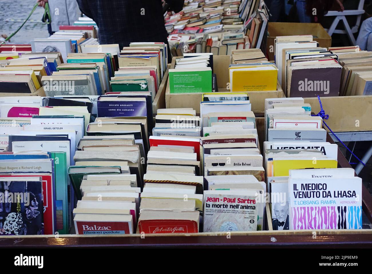 Août 2022 - Abruzzes, Italie centrale - SStall vendre des livres de seconde main Banque D'Images