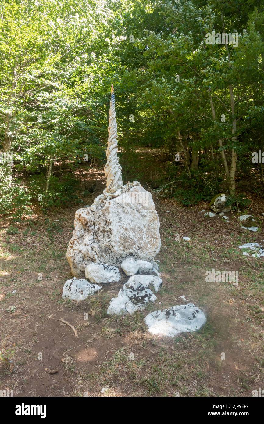Août 2022 - Pescasseroli, Abruzzi, Italie centrale - installations d'art temporaire dans les montagnes près de Pescasseroli Banque D'Images