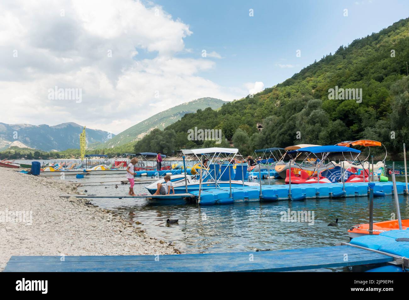 2022 août - Abruzzes, Italie centrale - les gens qui profitent d'une journée ensoleillée sur les rives du lac de Scanno Banque D'Images