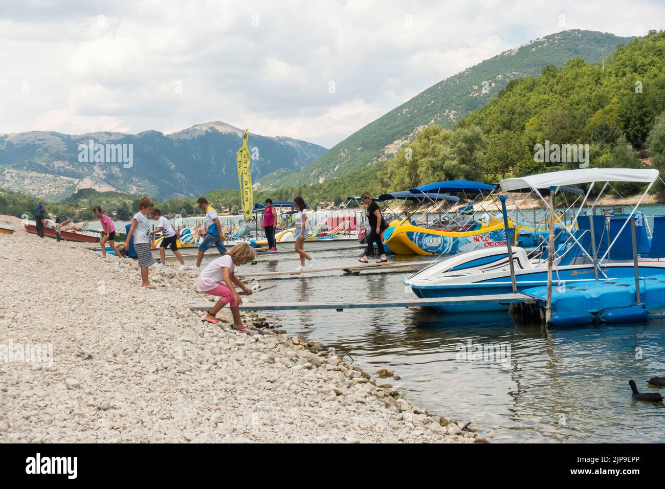 2022 août - Abruzzes, Italie centrale - les gens qui profitent d'une journée ensoleillée sur les rives du lac de Scanno Banque D'Images