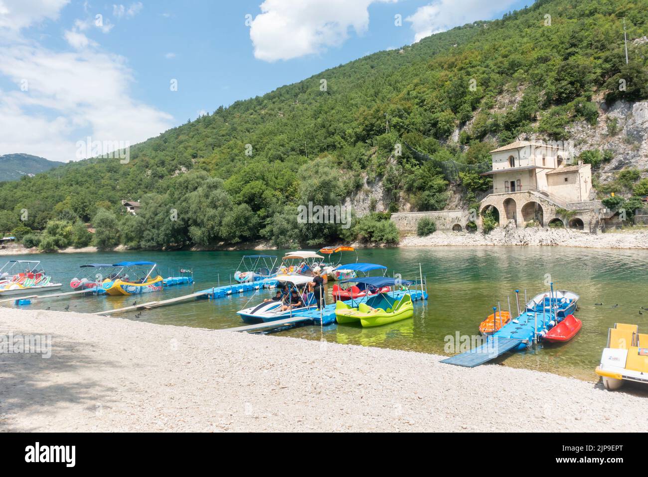2022 août - Abruzzes, Italie centrale - les gens qui profitent d'une journée ensoleillée sur les rives du lac de Scanno Banque D'Images