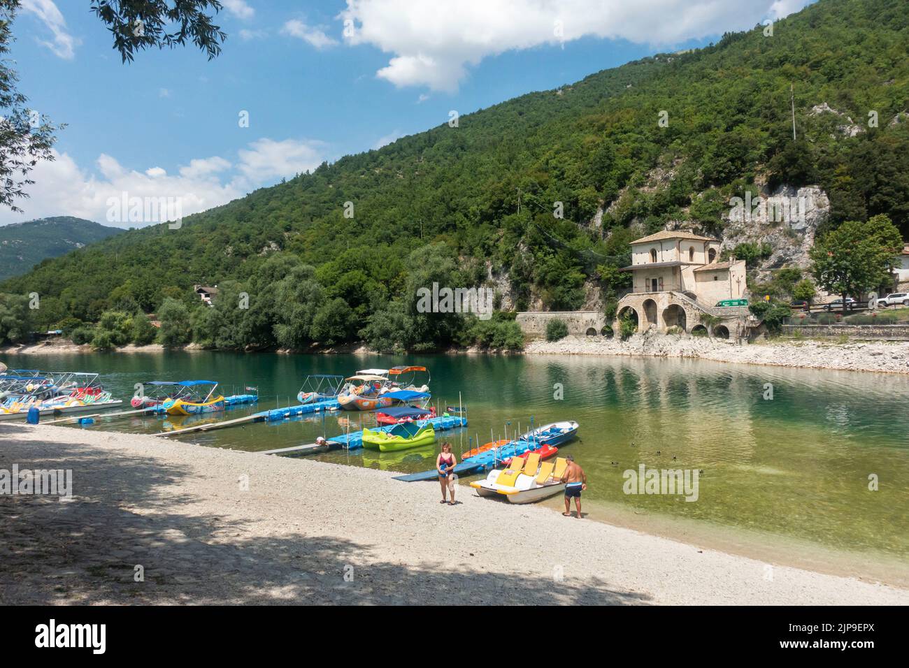 2022 août - Abruzzes, Italie centrale - les gens qui profitent d'une journée ensoleillée sur les rives du lac de Scanno Banque D'Images