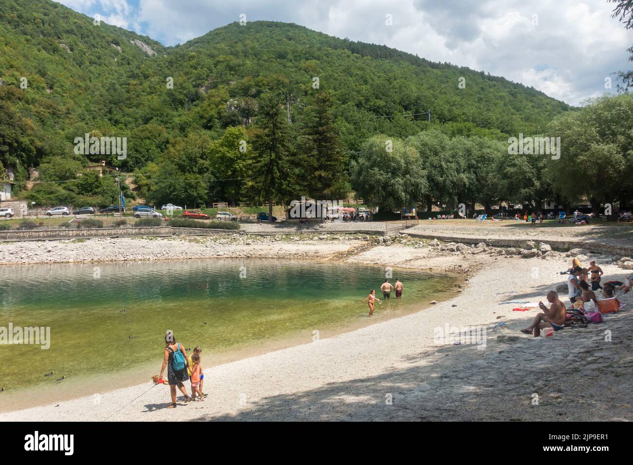 2022 août - Abruzzes, Italie centrale - les gens qui profitent d'une journée ensoleillée sur les rives du lac de Scanno Banque D'Images