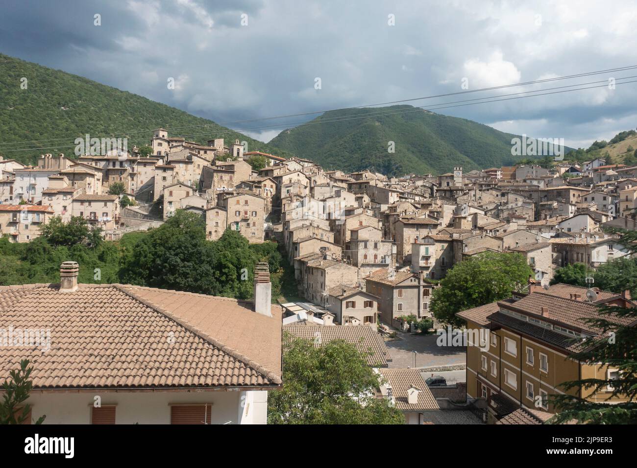 Août 2022 - Abruzzes, Italie centrale - vue surélevée de la ville de Scanno Banque D'Images
