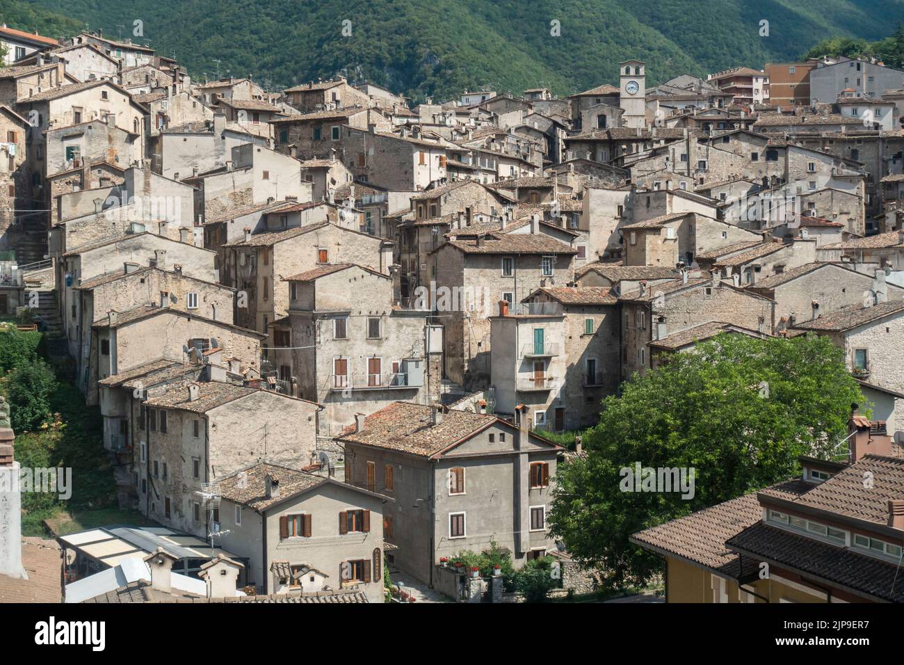 Août 2022 - Abruzzes, Italie centrale - vue surélevée de la ville de Scanno Banque D'Images