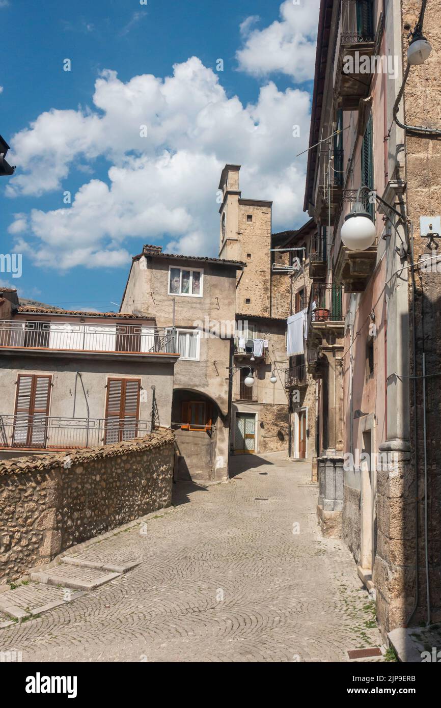 2022 août - Abruzzes, Italie centrale - petite allée dans la ville de Scanno Banque D'Images